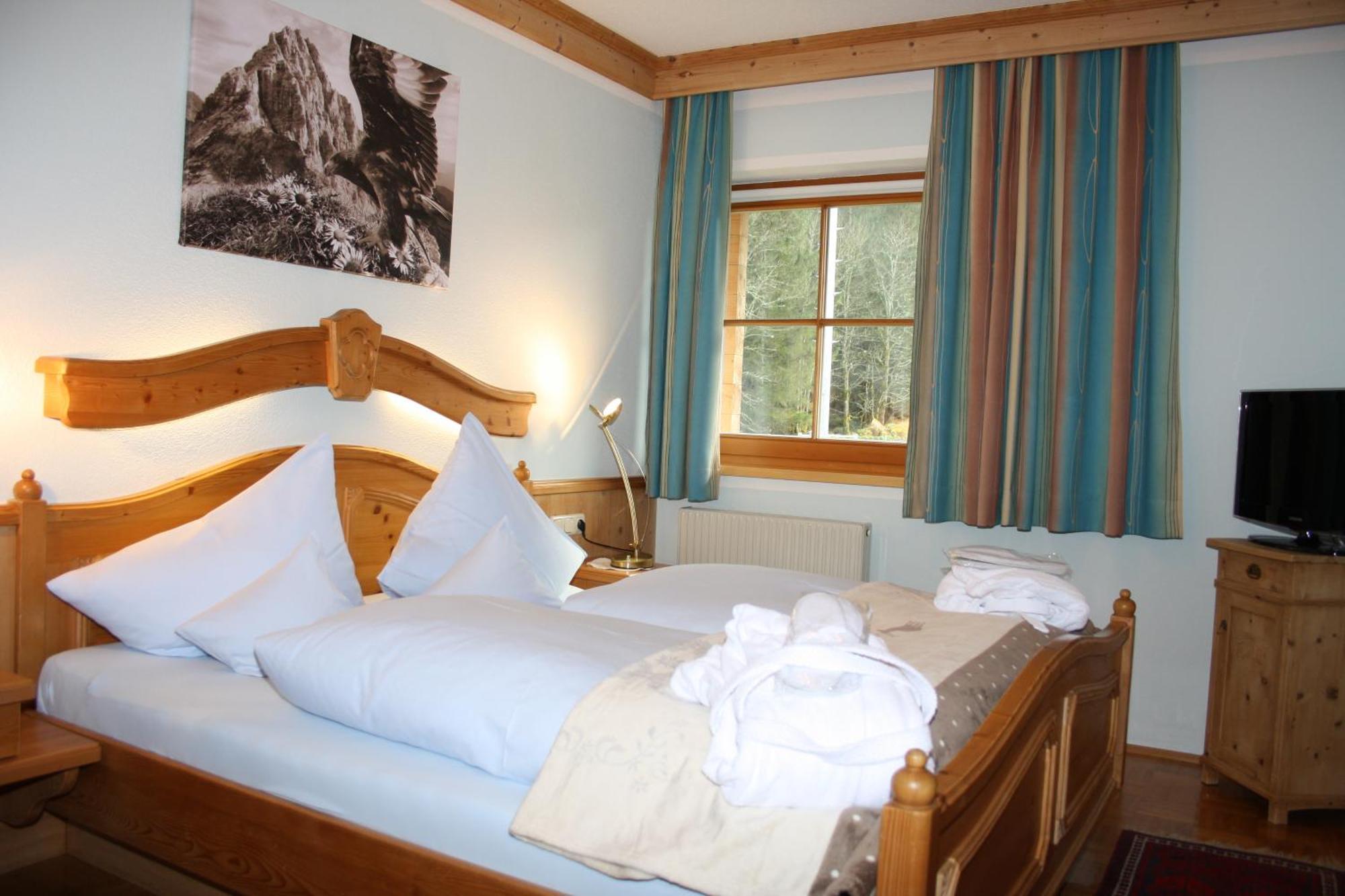 Aparthotel Vronis Waldhaus Mayrhofen Zimmer foto