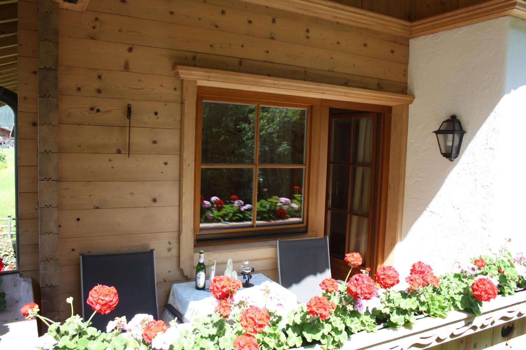 Aparthotel Vronis Waldhaus Mayrhofen Zimmer foto