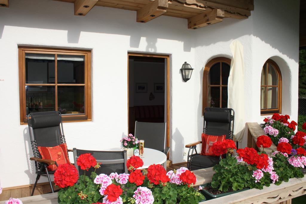 Aparthotel Vronis Waldhaus Mayrhofen Zimmer foto